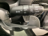 ステアリングホイール・後ろの減速セレクターは、左右に取り付けられた2つのパドルスイッチで減速の強さを調整。 左側の「-」を操作すると減速を強く、右側の「+」を操作すると減速を弱くすることができます。