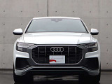 ●一目でAudiとわかる特徴的なシングルフレームグリル・LEDランプ。精悍なフロントマスクからAudiのスマートで上品なブランドを連想させてくれます。女性にも大変ご好評頂いております。