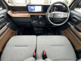 前席内装の全体像です。是非実車をご覧にお越し頂き実際にお座りください。