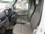 【VDC】運転操作やクルマの速度を検知して、ブレーキやエンジン出力の制御を 自動的に行い、滑りやすい路面やカーブを曲がるときや障害物を回避するときにクルマ の横滑りを軽減し、運転に安心感を与えます。
