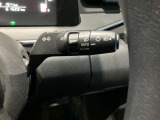 車外の明るさに応じでライトを点灯、消灯してくれるオートライト機能です☆お天気の良い昼間のトンネル走行などオートにしてると便利で安心です☆エンジン停止時にライトの消し忘れも無くなります☆