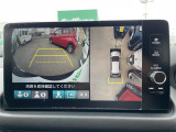 【マルチビューカメラシステム】まるでクルマを真上から見下ろしたかのような視点で駐車をサポートします!クルマの斜め後ろや真横など、前後左右の4つのカメラの映像が合成されて、モニターに映し出されます。