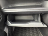 【グローブボックス】大容量のグローブボックスです!!車検証ケース他、日頃使う小物類の収納スペースもたくさんあります!