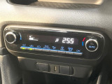 【オートエアコン】一度お好みの温度に設定すれば、車内の温度を検知し風量や温度を自動で調整。暑い&hellip;寒い&hellip;と何度もスイッチ操作をする必要はありません。快適な車内空間には必須の機能ですね♪