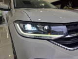 ・まるでガラス細工のようなヘッドライトのデザインです。車種によってデザインが様々ですので是非1度見比べてみてください。
