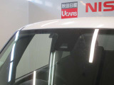エマージェンシーブレーキのセンサー(フロントカメラ)です。車両や歩行者を検知し、衝突の可能性が高まるとお知らせしてくれます。万一の際は自動的に緊急ブレーキを作動させ、被害・損害を軽減します。
