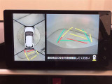 パノラミックビューモニター付きです。車両を上から見たような映像を画面に表示。運転席からの目視だけでは見にくい車両周辺の状況をリアルタイムでしっかりと確認できます。
