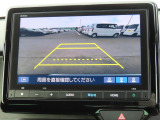 リアワイドカメラシステム!従来の視野に加えて、後方側方を約180&deg;まで見えるワイドビューと、後方を真上から見たような視野で駐車時などに便利なトップダウンビューの3つの視野があります!