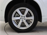 6スポークタービン8.0J&times;19インチシルバーアルミホイール。衝突回避・被害軽減ブレーキシステムやパイロット・アシストなど、数多くの先進安全・運転支援機能を標準装備。