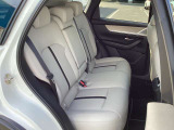 大人3人がゆったり乗車できる広々としたリヤシート。後席専用のエアコン吹き出し口(ベンチレーション)も装備。かかとを座席の下に引く事が可能で後席でも快適に過ごせます。