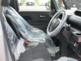 ゆったりと座れる運転席シート。ホールド感があり疲れにくく、長時間の運転でも快適なドライビングポジションを保てます。
