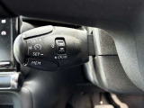レーダーが前方車両の速度と距離を検知し距離を一定に保つアクティブクルーズコトロール。アクセルとブレーキを併用して設定車間距離を保ち、前方車両が停止した場合には車間距離を保ちながら自動停車します。