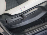 【ハイトアジャスター】レバーの上下操作だけで、座面を運転しやすい高さへ簡単に調節できます。