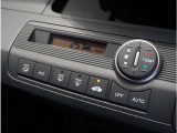 【フルオートエアコン】温度を設定すれば自動で快適な車内温度を保ちます。冬場や雨天時の窓の曇り取りにも使えます。