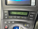 【オートエアコン】一度お好みの温度に設定すれば、車内の温度を検知し風量や温度を自動で調整。暑い&hellip;寒い&hellip;と何度もスイッチ操作をする必要はありません。快適な車内空間には必須の機能ですね♪