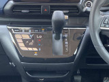 オートエアコンで温度調整も楽チン!四季を問わず快適に運転することが出来ます。