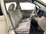 女性でも運転がしやすいように、シートの高さ調整機能(シートリフター)がついています。運転席と助手席の間が空いている為、助手席側への移動がスムーズです。交通量の多い道でも助手席側から乗り降りができます。