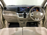 車内は光触媒抗菌消臭施工済です。スタイリッシュなデザインで暖かみのあるインパネ周りを演出します。グローブボックスやカップホルダーのほかにトレーなどたくさんの収納スペースが装備されています。