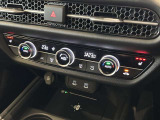 フルオートエアコンディショナーとなっております。運転席と助手席でそれぞれで温度設定ができますので、快適にドライブをすることができます。