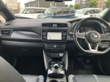 すっきりした運転席周りにはナビやエアコンの操作パネルを設置しておりますので、お一人での運転でもご安心できます。