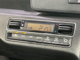 【オートエアコン】一度お好みの温度に設定すれば、車内の温度を検知し風量や温度を自動で調整。暑い&hellip;寒い&hellip;と何度もスイッチ操作をする必要はありません。快適な車内空間には必須の機能ですね♪