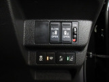 両側電動スライドドア。荷物で手が塞がる時など簡単にドアの開閉が出来ます。何より力いらずで開閉OK。女性やお年寄りにも優しい。電動機能はOFFにもできますから元気なお子様の駆け出しも安心です。