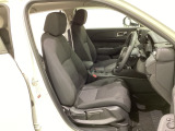 広い足元にゆったり座れるシートには肘掛けも装備しており長距離の運転でも疲れにくくなってます。女性でも運転がしやすいように、シートの高さ調整機能(シートリフター)がついています。