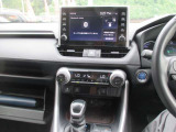 運転席と助手席で別々に温度設定ができる左右独立型オートエアコン!日差しの違いにあわせて同乗者も快適に。