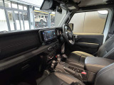 助手席もレザーシートです。大きめのシートでゆったりご乗車頂けます。