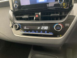 オートエアコンは温度を設定するだけで、自動で風量などを設定してくれます。運転しながら操作も必要ないので、安全性も向上します。