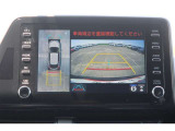 パノラミックビューモニター付きです。車両を上から見たような映像をディスプレイオーディオ画面に表示。運転席からの目視だけでは見にくい、車両周辺の状況をリアルタイムでしっかり確認できます。