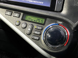 【オートエアコン】一度お好みの温度に設定すれば、車内の温度を検知し風量や温度を自動で調整。暑い&hellip;寒い&hellip;と何度もスイッチ操作をする必要はありません。快適な車内空間には必須の機能ですね♪