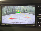 【バックカメラ】駐車時に後方がリアルタイム映像で確認できます。大型商業施設や立体駐車場での駐車時や、夜間のバック時に大活躍!運転スキルに関わらず、今や必須となった装備のひとつです!