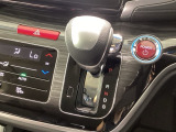 インパネシフトを採用しているので、前席の足元も広々としています。運転席と助手席の行き来もスムーズです!