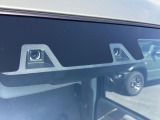 2つのカメラで前方の車両や歩行者を検知し、衝突のおそれがあると判断すると、ブザー音やメーター内の表示で警告。衝突の可能性が高まると、自動でブレーキをかけ、衝突の回避または衝突時の被害軽減を図ります。