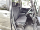 自社整備工場で点検整備をおこなってからお渡ししています。車検が残っている場合は『12ヶ月点検整備』を、車検整備付きの場合は『車検整備』をおこないます。整備費用は車両本体価格に含まれています。