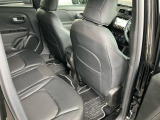 【リアシート】屋根までの高さがある車のため、大人の方でも圧迫感が少なく乗車出来ます。足元は広く取られているため、ゆったりとお乗り頂けます。