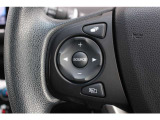 ハンドル左部分でオーディオ操作が可能。そのため、運転中でも目線をずらさずに安全運転♪
