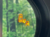 【ブラインドスポットモニター】走行中、ドアミラーの死角になりやすい箇所に後続車が接近するとサイドミラーのレンズに警告を表示!ドライバーに注意喚起をしてくれます。