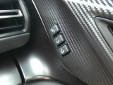 運転席はシートメモリー機能が付いているので、自分以外の人がシートを動かしても、ボタン一つでセットした位置に戻せます。