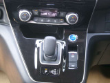 e-POWERならではの、スタイリッシュなシフトノブ周りが非常にかっこいいですね。