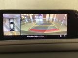 狭い場所での駐車やすれ違いなどでより的確な運転操作に役立つ360&deg;ビューモニターが装備されています。