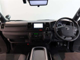 シンプルな運転席。運転は軽いハンドル回しで軽快なドライブを楽しめます