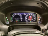 ホンダセンシングの表示画面を併せ持つ右側の大型スピードメーターに加え、ステアリングスイッチを使って左側のタコメーター内でオーディオの表示や、燃費などの情報が見れるようになっています。