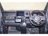 操作性に優れた運転席となります!小物入れや各ボタンの配置にこだわり、使いやすいです!座り心地もよく視認性も良好なのでロングドライブもお任せ下さい!