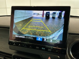 リバースギアに入れるだけで後方の表示へ切り替わります。夜間や雨の日の駐車も楽になりますよ。