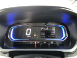 大型メーターで視界も良好な運転席廻りです。運転時の視線移動が少なくて済むので、安全性にも一役かってくれます。