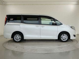 両側パワースライドドア付きだから、狭い駐車スペースなどでの 乗り降りラクラク!小さなお子さまのいるご家庭には嬉しい装備。