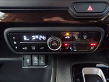 運転席からも手が届きやすく、操作しやすい空調コントロールパネル。オートエアコンなので操作の煩わしさが無くオールシーズン快適にドライブできます。快適空間で運転に集中できますね。
