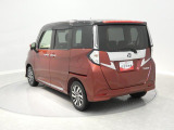 【ナナメ左後】両側パワースライドドアを採用しており、狭い駐車スペースでも隣の車を気にせず乗り降りが可能です。